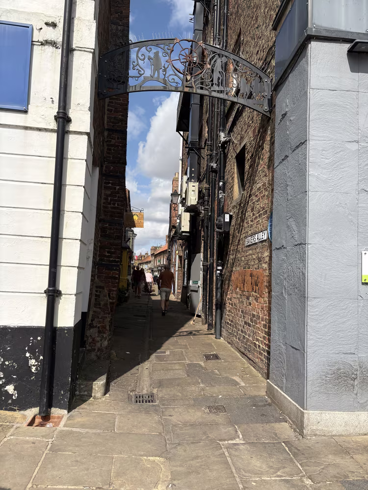 The archway into Bakers Alley
